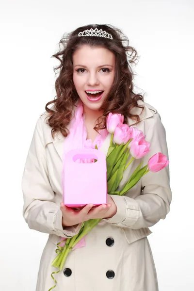 Chica con tulipanes y regalo —  Fotos de Stock