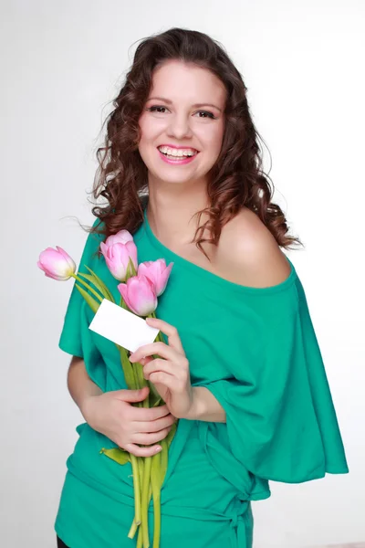 Красива дівчина з тюльпанами і візитною карткою — стокове фото