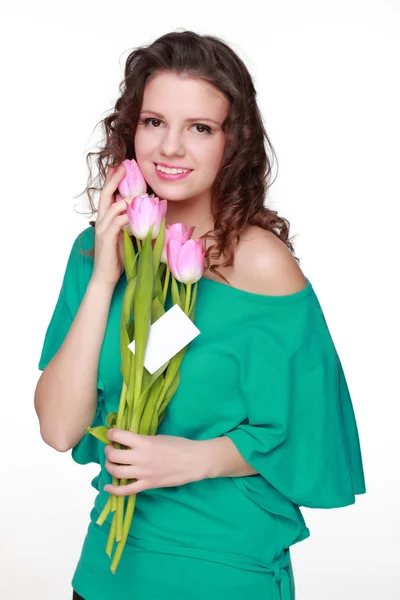 Красивая девушка с тюльпанами и визиткой — стоковое фото