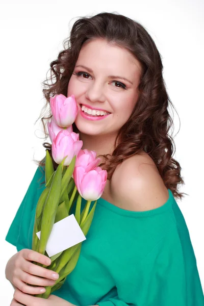 Красивая девушка с тюльпанами и визиткой — стоковое фото