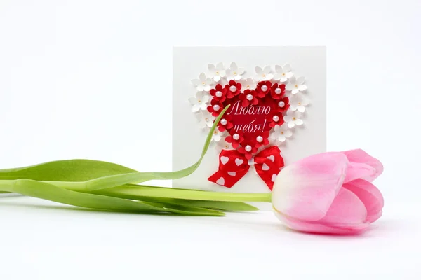 Tarjeta de felicitación y ramo de tulipanes — Foto de Stock