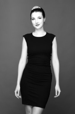 siyah beyaz bir taç giyen bir kız portresi