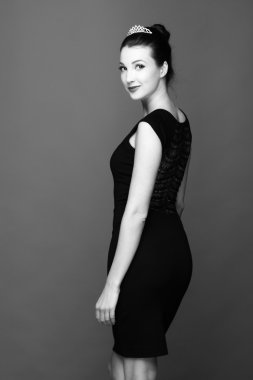 siyah beyaz bir taç giyen bir kız portresi