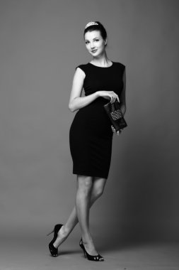 siyah beyaz bir taç giyen bir kız portresi