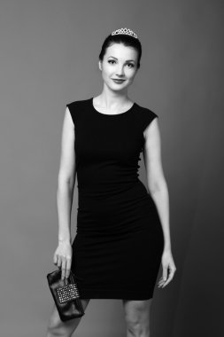 siyah beyaz bir taç giyen bir kız portresi