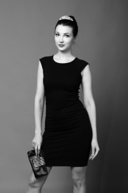 siyah beyaz bir taç giyen bir kız portresi