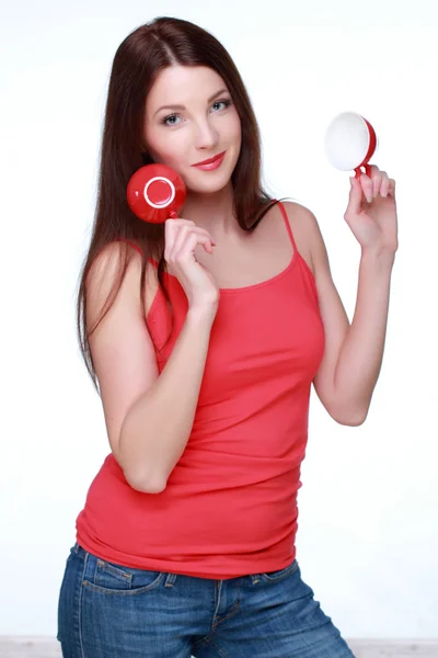 Frau mit roter Tasse — Stockfoto