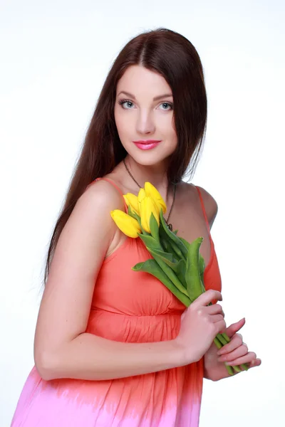 Ragazza felice con tulipani gialli — Foto Stock