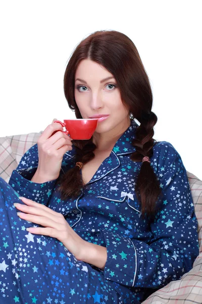 Kvinna i sängen dricka kaffe — Stockfoto