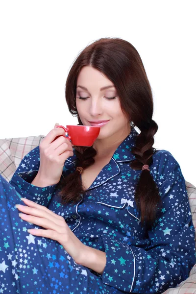 Kvinna i sängen dricka kaffe — Stockfoto