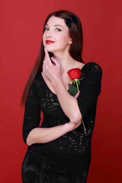 背景が赤いバラの少女 — ストック写真