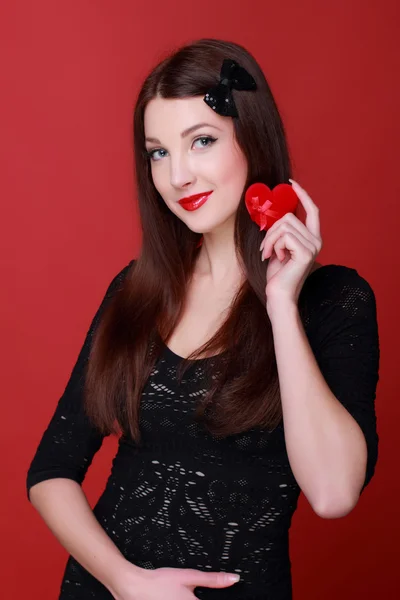 Mujer sosteniendo un regalo — Foto de Stock