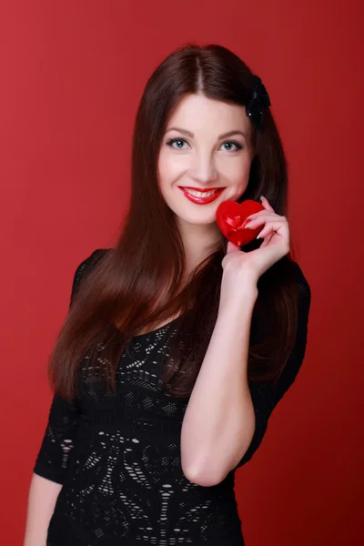 Mujer sosteniendo un regalo — Foto de Stock