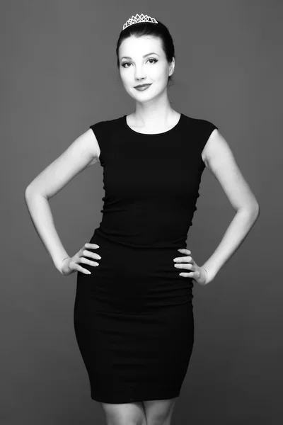 Černobílý portrét dívky s korunou — Stock fotografie