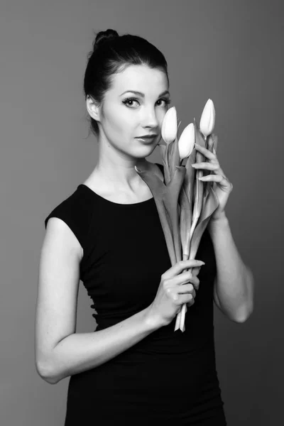 Retrato en blanco y negro de una chica con tulipanes — Foto de Stock