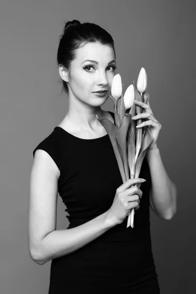 Retrato preto e branco de uma menina com tulipas — Fotografia de Stock