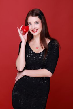 Elinde hediye tutan kadın.