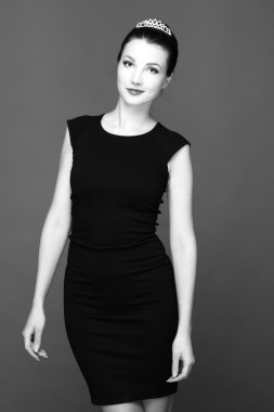 siyah beyaz bir taç giyen bir kız portresi