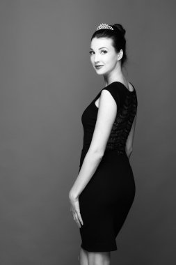 siyah beyaz bir taç giyen bir kız portresi