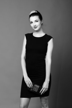 siyah beyaz bir taç giyen bir kız portresi