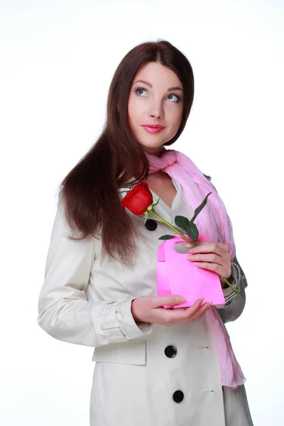Dívka s růží a dárek — Stock fotografie