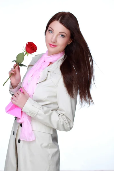 Mädchen mit einer Rose und einem Geschenk — Stockfoto