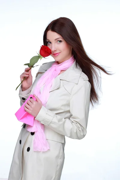 女孩一朵玫瑰和礼物 — 图库照片