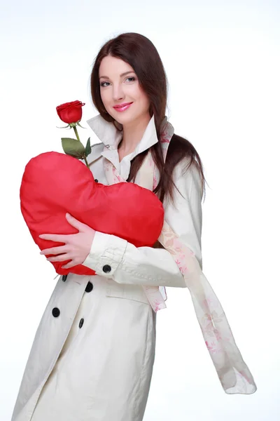 Meisje met symbool van hart en rose — Stockfoto