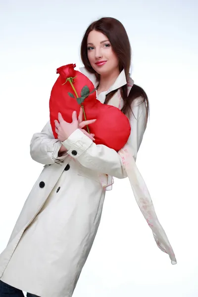 Meisje met symbool van hart en rose — Stockfoto