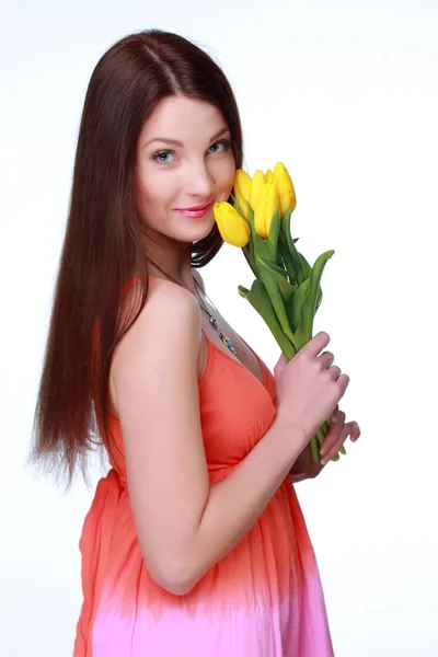 Menina feliz com tulipas amarelas — Fotografia de Stock