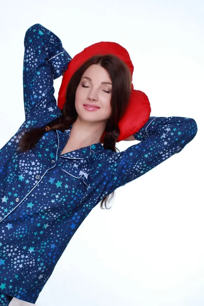 Imagen de mujer feliz y sonriente con almohada en forma de corazón — Foto de Stock