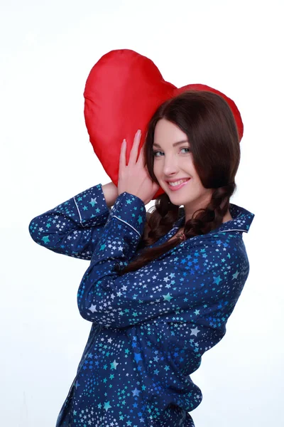 Obraz szczęśliwa i uśmiechnięta kobieta z Poduszka w kształcie serca — Zdjęcie stockowe