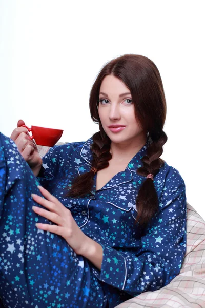 女人在床上喝咖啡 — 图库照片
