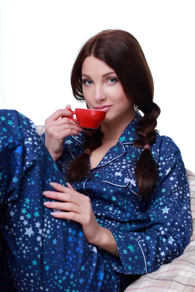 女人在床上喝咖啡 — 图库照片