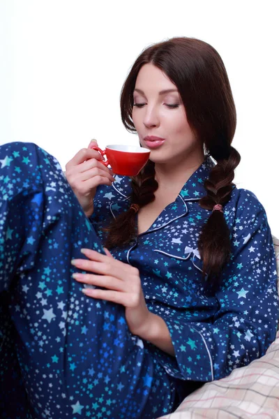 Mujer en la cama bebiendo café — Foto de Stock