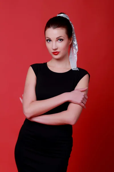 Schöne Frau im schwarzen Abendkleid — Stockfoto