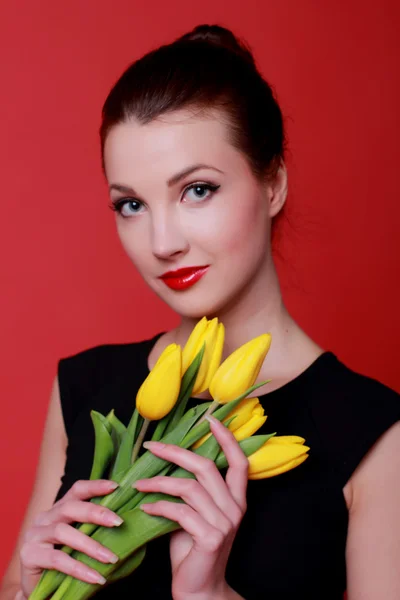 Evropská mladá žena drží pěkně čerstvý tulipány na téma dovolená — Stock fotografie