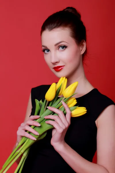 Europeiska ung kvinna med fina färska tulpaner på holiday tema — Stockfoto