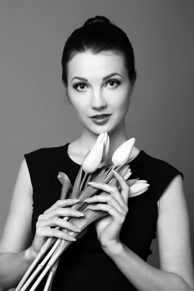 Bella donna con un mazzo di fiori primaverili — Foto Stock