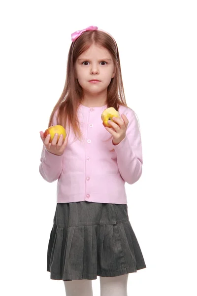 Preciosa chica de la escuela con manzana — Foto de Stock