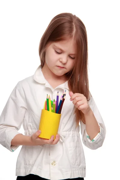 Liten skolflicka med pennor — Stockfoto