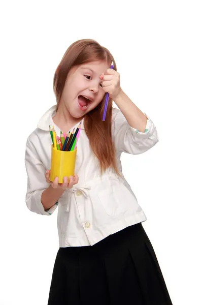 Маленькая школьница с карандашами — стоковое фото