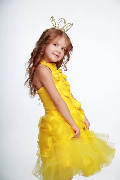 Holčička ve žlutých šatech a korunu — Stock fotografie