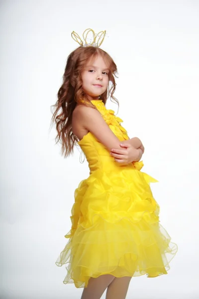 Kleines Mädchen in gelbem Kleid und Krone — Stockfoto