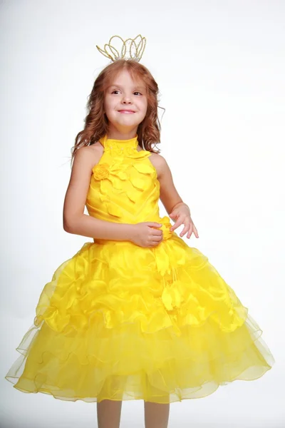 Bambina con un vestito giallo e una corona — Foto Stock