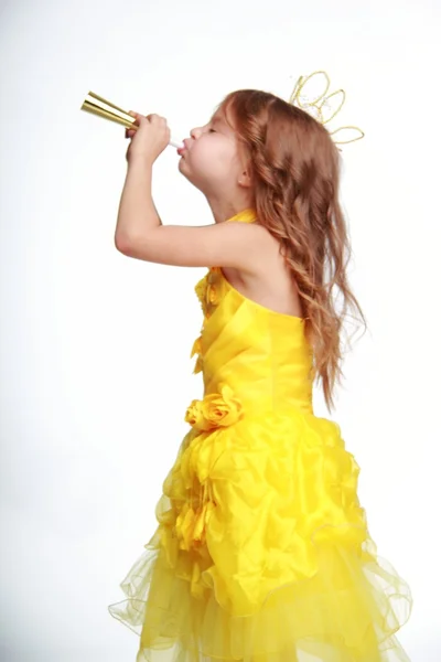 Маленькая девочка в жёлтом платье и короне — стоковое фото