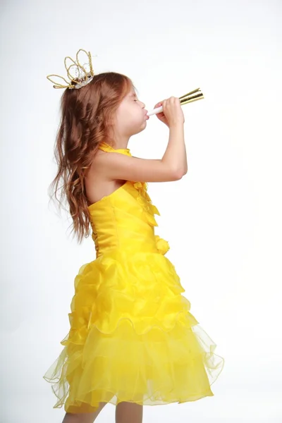 Bambina con un vestito giallo e una corona — Foto Stock