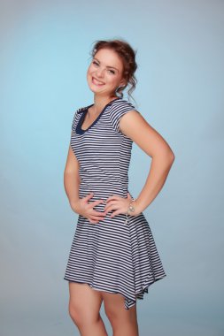 çizgili bir elbise güzel kadın