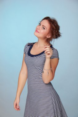 çizgili bir elbise güzel bir kadın portresi