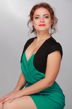 Yeşil elbiseli güzel bir kadının portresi.